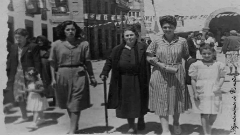 Mujeres en dia de fiesta (hacia 1920)